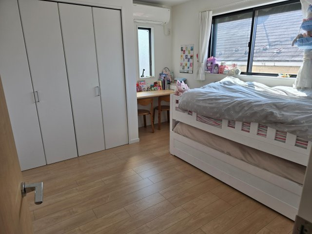 【洋室】 | 練馬区練馬２丁目　中古戸建て | 収納付きで空間をすっきり使える、機能的で快適な洋室です