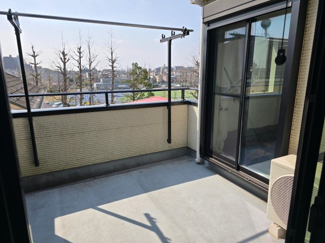 【バルコニー】 | 練馬区練馬２丁目　中古戸建て | 陽当たり良好なバルコニーで洗濯物も快適に干せて便利です