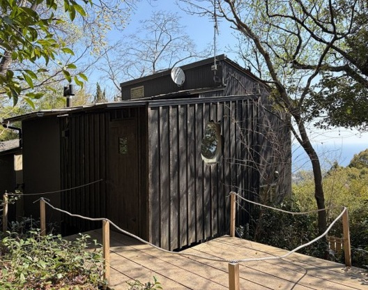 商談中　森の中に佇むこだわり満載のデザインハウスの外観