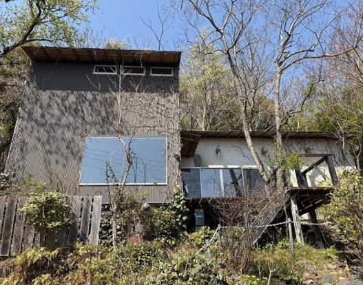 商談中　森の中に佇むこだわり満載のデザインハウスの外観