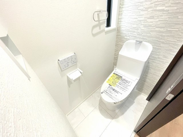 【トイレ】 | 入間郡三芳町藤久保　新築一戸建住宅　全1棟　(ふじみ野店) | 2階トイレ：タオル掛けや収納付きの便利なトイレ。人間センサーや温水洗浄便座機能もございます。