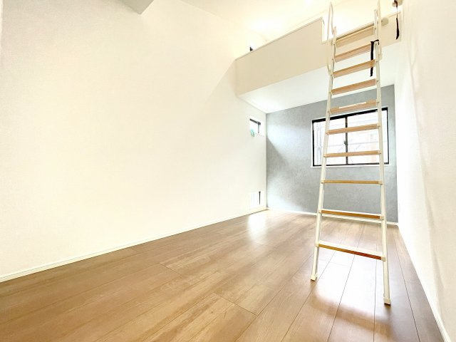 【洋室】 | 入間郡三芳町藤久保　新築一戸建住宅　全1棟　(ふじみ野店) | 洋室6.0帖：アクセントクロスやロフトが特徴的なかわいい洋室。2面採光の風通しの良い空間です。クローゼットも完備しております。