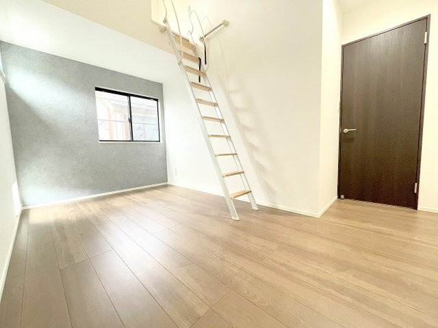 【洋室】 | 入間郡三芳町藤久保　新築一戸建住宅　全1棟　(ふじみ野店) | 洋室6.0帖：アクセントクロスやロフトが特徴的なかわいい洋室。2面採光の風通しの良い空間です。クローゼットも完備しております。