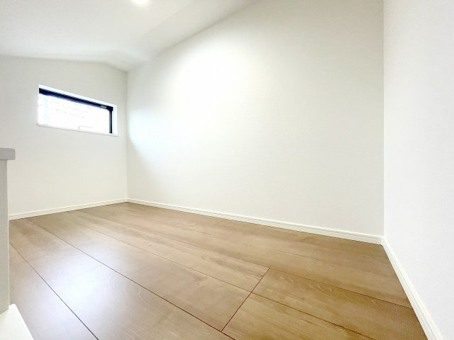 【洋室】 | 入間郡三芳町藤久保　新築一戸建住宅　全1棟　(ふじみ野店) | 洋室6.0帖：ロフト上の空間も広く秘密基地のようでワクワクしますね♪