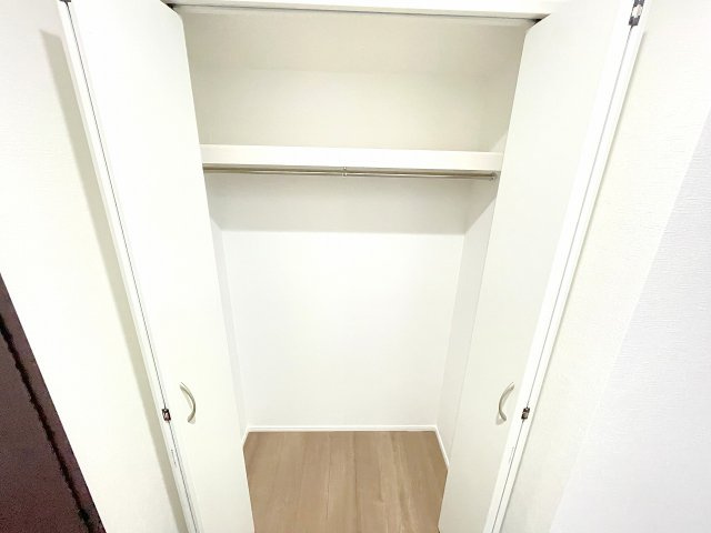 【収納】 | 入間郡三芳町藤久保　新築一戸建住宅　全1棟　(ふじみ野店) | 洋室6.0帖：たっぷり収納できるクローゼット、お部屋がすっきり片付きます。
