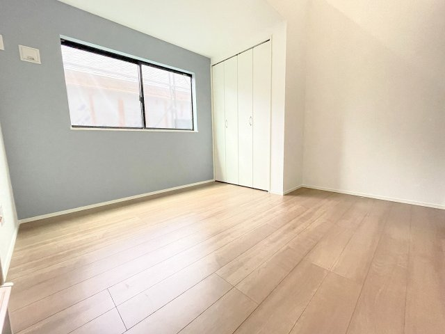 【洋室】 | 入間郡三芳町藤久保　新築一戸建住宅　全1棟　(ふじみ野店) | 洋室5.1帖：アクセントクロスやロフトが特徴的なかわいい洋室。クローゼットも完備しております。