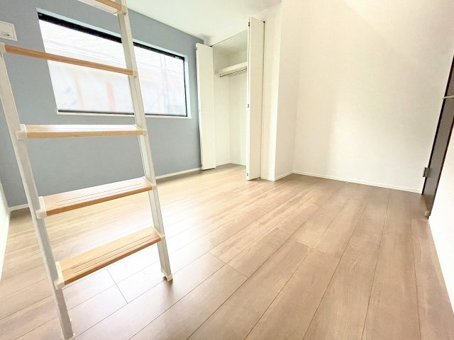【洋室】 | 入間郡三芳町藤久保　新築一戸建住宅　全1棟　(ふじみ野店) | 洋室5.1帖：アクセントクロスやロフトが特徴的なかわいい洋室。クローゼットも完備しております。