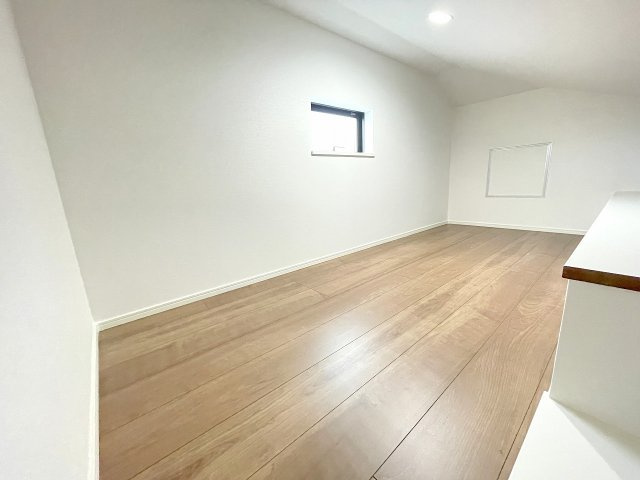 【洋室】 | 入間郡三芳町藤久保　新築一戸建住宅　全1棟　(ふじみ野店) | 洋室5.1帖：ロフト上の空間も広く秘密基地のようでワクワクしますね♪