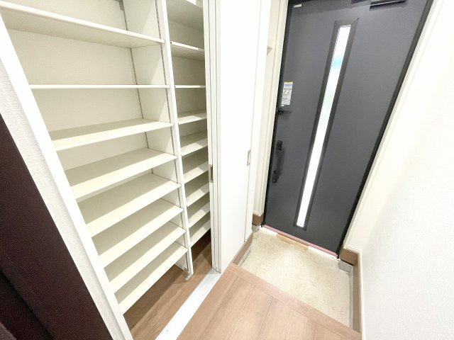 【玄関】 | 入間郡三芳町藤久保　新築一戸建住宅　全1棟　(ふじみ野店) | シューズボックスやシューズインクローゼットにより玄関周りがすっきり片付きます。※玄関はまだ未完成のため写真の状態でのお引渡しではございません。 