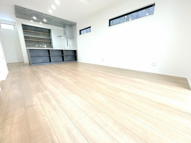 【居間・リビング】 | 入間郡三芳町藤久保　新築一戸建住宅　全1棟　(ふじみ野店) | 住宅地の落ち着いた雰囲気に佇む3LDK。モダンな印象のおしゃれなお住まいです。