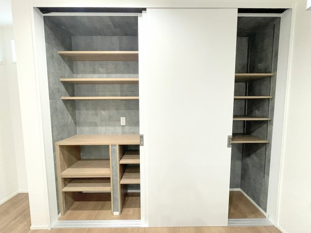 【収納】 | 入間郡三芳町藤久保　新築一戸建住宅　全1棟　(ふじみ野店) | 大型造作食器棚で食品の買いだめや生活用品の収納も安心。
