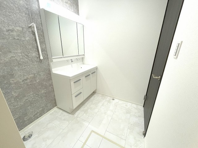 【洗面所】 | 入間郡三芳町藤久保　新築一戸建住宅　全1棟　(ふじみ野店) | アクセントクロスが特徴的な洗面所。シャワー付き三面鏡の洗面台は身支度がはかどります♪