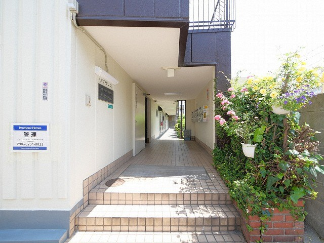 大阪市淀川区三津屋南２丁目の賃貸マンションのエントランス