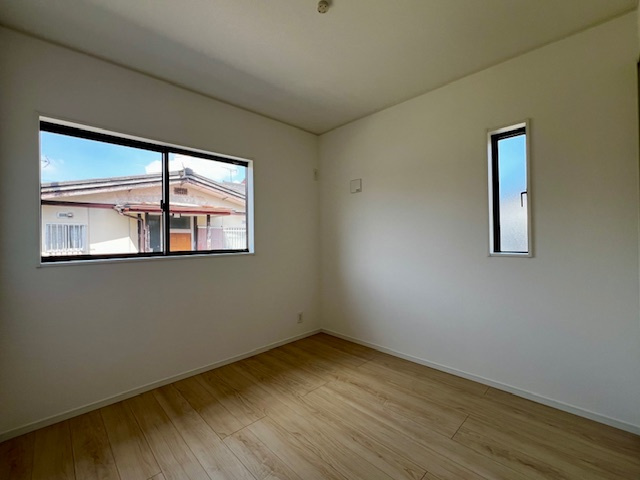 筑前町朝園第5の洋室|洋室② 2面から差し込む光で部屋が明るい