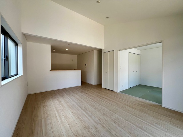 筑前町朝園第5の居間・リビング|2面の窓から差し込む光で部屋が明るい♪
