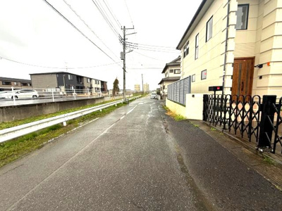 【前面道路含む現地写真】 | 大網白里市池田　フルリフォーム　お庭と広々ウッドデッキ付き中古戸建