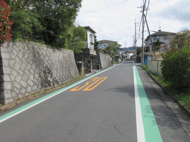 オーナーチェンジ　宮の森一戸建の前面道路含む現地写真