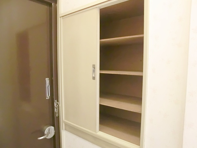 ヴィラ・サニーサイド　冨田ビルの収納|下駄箱あります。