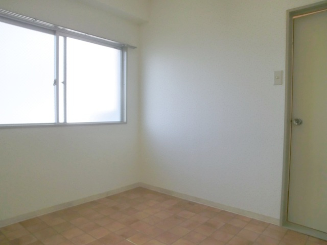 ヴィラ・サニーサイド　冨田ビルの洋室|北側のお部屋でも明るいですよ。