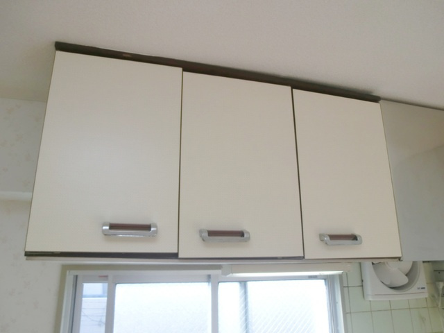 ヴィラ・サニーサイド　冨田ビルの収納|キッチン上部の収納。