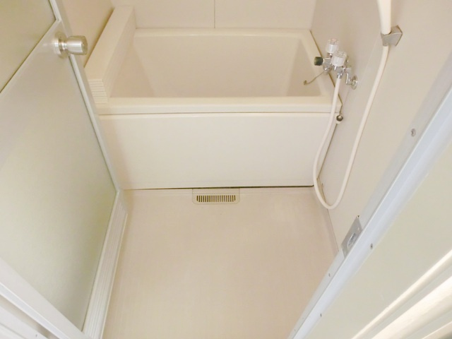 ヴィラ・サニーサイド　冨田ビルの浴室|清潔感のあるバスルームです。