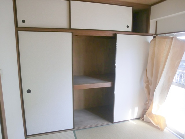 ヴィラ・サニーサイド　冨田ビルの収納|天袋付の押入れです。