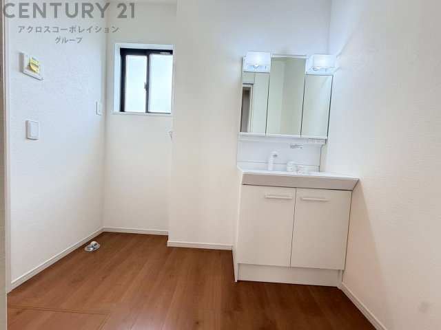 衣服の収納や脱ぎ着や整理整頓がしやすく、湿った衣類を乾燥させるスペースがありカビや臭いの発生を防ぎます。床の汚れを他の部屋に持ち込まず清潔を保つことができます。また快適な入浴環境の整備にも役立ちます。
