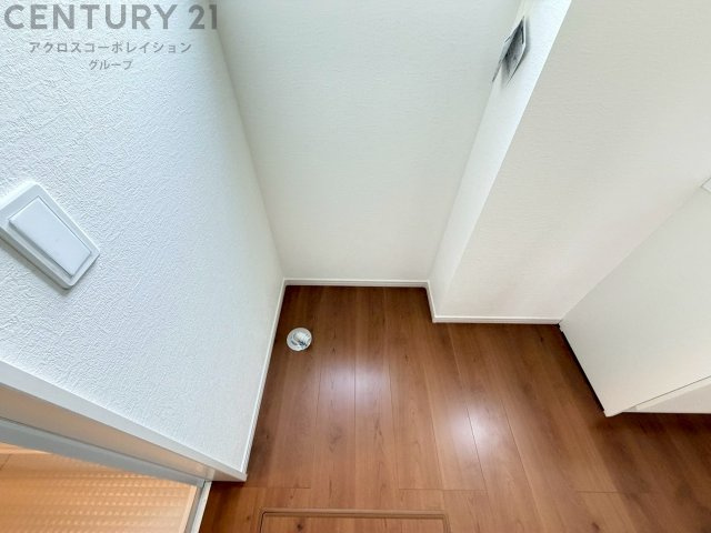 洗濯物の仕分け作業がしやすく、整理整頓が容易になります。洗濯音や湿気を他の部屋に持ち込まず、生活環境を快適に保ちます。上部を活用すれば収納スペースを確保でき洗剤や洗濯用品の整理もしやすくなります。