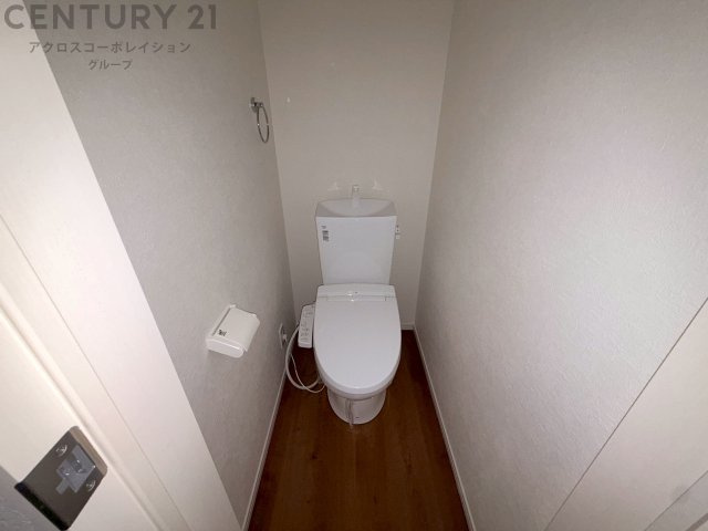 温水洗浄便座付トイレは温水洗浄機能により、暖かい水でおしりを洗浄することができ、冷たい水を使う従来の便座に比べ、温水洗浄機能で暖かいトイレを提供し、快適な使用を可能にします。