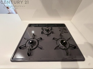 多数の調理器具を同時に使用でき、料理の効率化が可能。省エネで節約になり、様々な料理スタイルに適応できます。また、火力調整が独立しており、手入れや掃除もしやすく、今よりもっとお料理が楽しくなるかも。