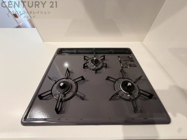 多数の調理器具を同時に使用でき、料理の効率化が可能。省エネで節約になり、様々な料理スタイルに適応できます。また、火力調整が独立しており、手入れや掃除もしやすく、今よりもっとお料理が楽しくなるかも。