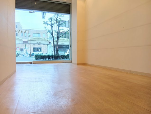 売店付住宅　中央区田町のその他|清潔感のある内装をベースに、お好みのテイストへアレンジしやすい店舗空間です。