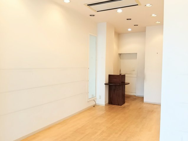 売店付住宅　中央区田町のその他|天井埋込型のダウンライトを採用し、すっきりとした印象の空間です
