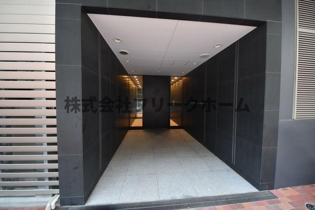 三鷹市下連雀３丁目の賃貸マンションのエントランス