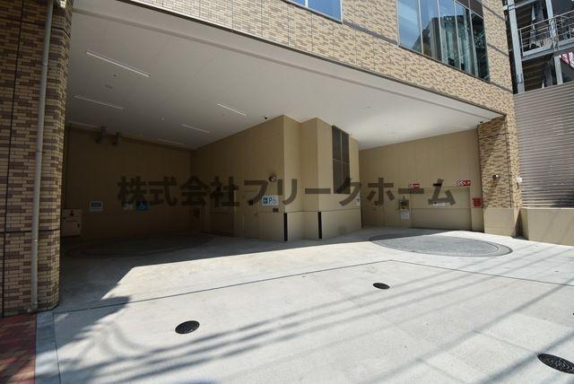 三鷹市下連雀３丁目の賃貸マンションの駐車場