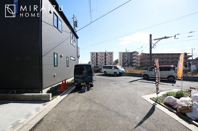 【前面道路含む現地写真】 | 青く澄み渡った綺麗な空と、陽の光をたっぷりと受ける、そんな新築住宅で新生活をスタートしてみませんか？見学・ご相談等、ミライズホーム(株)までお気軽にご連絡下さい。