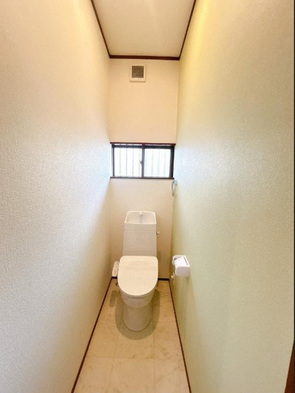【トイレ】 | 土浦市中村南3丁目　中古戸建 | 小窓が付いているので、トイレも明るい空間になっております♪