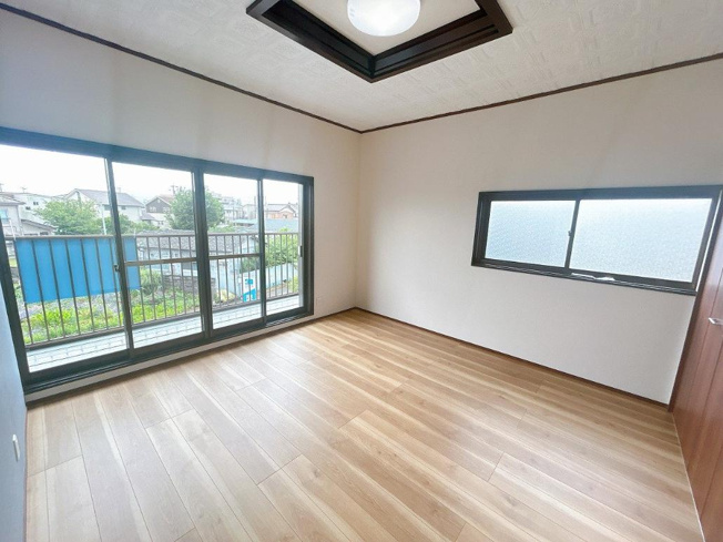 【寝室】 | 土浦市中村南3丁目　中古戸建 | バルコニーに面していて、たっぷり光りの入る明るい主寝室です！