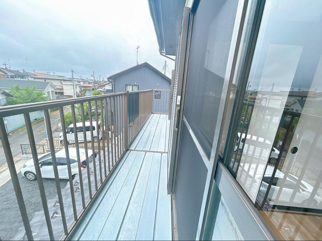 【バルコニー】 | 土浦市中村南3丁目　中古戸建 | 広々としたバルコニー。お洗濯物もぜーんぶ干せちゃいます！！