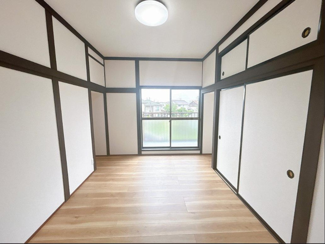【洋室】 | 土浦市中村南3丁目　中古戸建 | 窓が大きく、明るい空間を演出してくれます(*^^*)