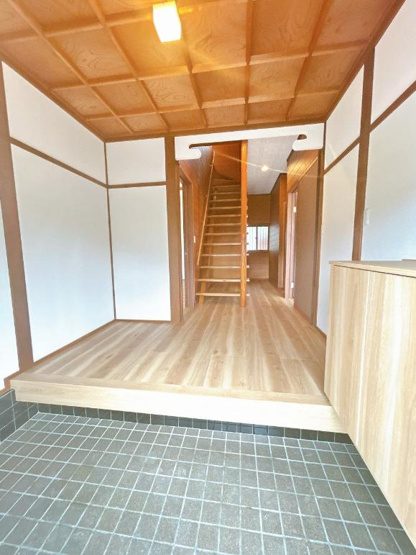 【玄関】 | 土浦市中村南3丁目　中古戸建 | 玄関が広いので親子で並んで仲良く靴が履けますね(^^)/