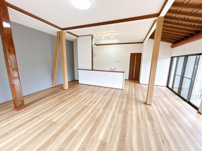 【居間・リビング】 | 土浦市中村南3丁目　中古戸建 | お子様が元気に遊べる広々としたリビングです！