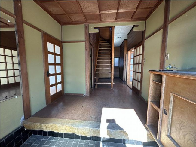 【玄関】 | 土浦市中村南3丁目　中古戸建 | 玄関が広いので親子で並んで仲良く靴が履けますね(^^)/
