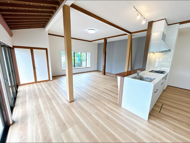 【居間・リビング】 | 土浦市中村南3丁目　中古戸建 | リビングの大きな窓からは、暖かな日の光が降り注ぎます・・・