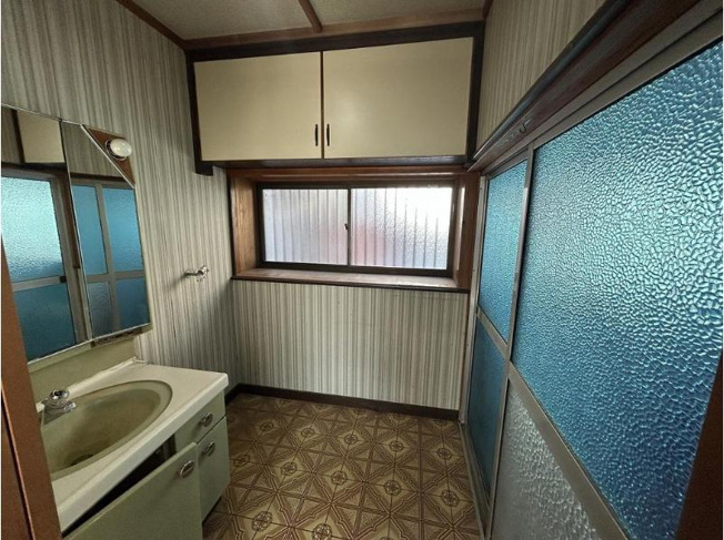【洗面所】 | 土浦市中村南3丁目　中古戸建 | ゆったりとした洗面所で、忙しい朝の支度もストレスなくできますね♪
