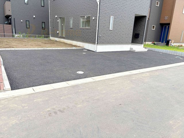 笠間市旭町第9　新築戸建て　1号棟の駐車場|カースペースは2台お停めいただけます♪