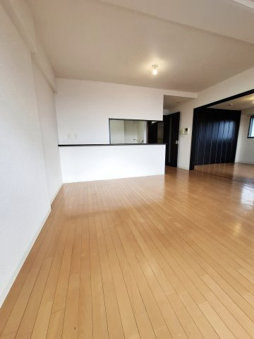 デセンテ甲子園口の居間・リビング|反転タイプ　他部屋イメージ