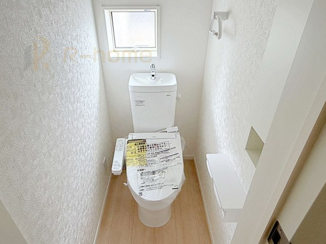 笠間市旭町第9　新築戸建て　2号棟のトイレ|温水洗浄便座付きのトイレ。
トイレが２ヵ所設置で朝の忙しい時間でも安心です。