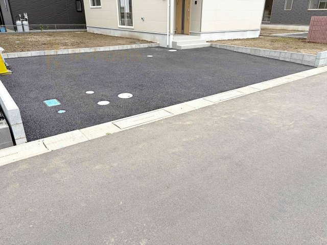 笠間市旭町第9　新築戸建て　2号棟の駐車場|カースペースは2台お停めいただけます♪