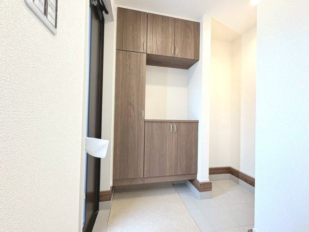 リーブルガーデン　各務原市鵜沼朝日町第2　全1区画分譲の玄関|大容量のシューズ収納付きで玄関周りもすっきり！玄関ドアからの光が玄関ホールを明るくしてくれます。